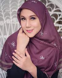 Light and viscose hijabs and maxi hijab, chiffon hijabs. Gambar Mungkin Berisi 1 Orang Dekat Gambar Orang
