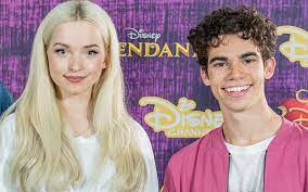 Dove Cameron se emociona ao falar sobre a morte de Cameron Boyce