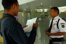 Gaji satpam di indonesia seperti satpam bank, perumahan, rumah sakit dan satpam lainnya beserta syarat umum dan cara daftar jadi satpam terlengkap. Nasabah Mandiri Di Mataram Resah Isu Saldo Hilang Antara News