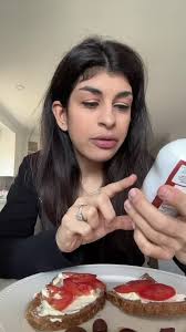 Delicious Tomato and Cream Cheese Toast with Balsamic Glaze