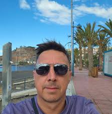 Due to the limited time for pick up at Manchester airport, where is the  best place to park when waiting for a flight to arrive.