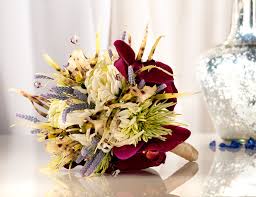 We usually spend so much time on the bouquet, centerpieces, and arch decoration that we neglect our grooms & their posse (aka the groomsmen)! The Perfect Flower Bouquet For Any Beach Wedding Wedpics Blog