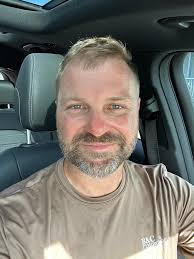 How do you write a mustache with the nose in profile?