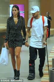 Who is the psg star dating? Neymar Shops In Rio De Janeiro With Girlfriend Bruna Marquezine Daily Mail Online