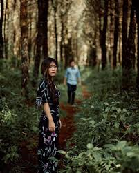 Konsep foto prewedding indoor jogja pertama yang bisa menjadi inspirasi yaitu rumah joglo. 10 Inspirasi Pre Wedding Outdoor Tanpa Bersentuhan Sopan Dan Pastinya Super Instagramable