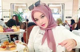 She look like anak mamak with that proboscis nose. Baru Putus Tunang Ada Peminat Melamar Joy Revfa Sebagai Madu