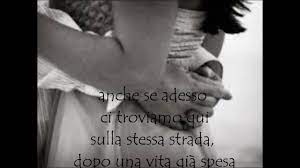 strofa vorrei scriverti che mi manchi e che ti penso, ma non ti scrivo neanche ciao come stai? ritornello siamo passati dallo stare bene ad essere delusi (delusi) noi perfetti insieme perfetti sconosciuti e sai, che tutto questo non ci andava bene ora siamo cresciuti. Perfetti Sconosciuti Fiorella Mannoia Youtube