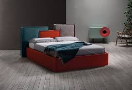 Nei letti contenitore del nostro catalogo on line puoi scegliere fra due possibili soluzioni per sollevare il piano del letto come vedi nell'immagine 2, il kit double permette l' alzata orizzontale del piano del giaciglio per accedere la letto contenitore ed anche l' alzata a cuneo. Letto Imbottito Lerry Letto Design Con Contenitore Sofa Club Divani Treviso