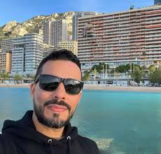 Love to meet new friends as I travel worldwide. Check me out  @mikechasemunoz