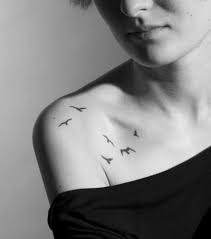 20 Tatouages D Oiseau Sur Les Parties Du Corps Tatouage Tatouage Oiseau Tatouage D Oiseaux