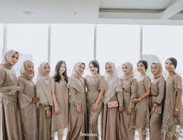 Pastinya, semua bisa disesuaikan untuk kamu yang sedang berhijab ataupun tidak. 10 Inspirasi Busana Bridesmaid Berbagai Warna Di Hari Pernikahan