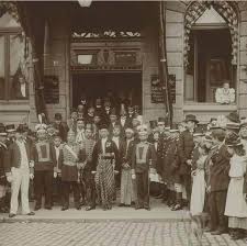 Gambar ratu wilhelmina, dengan tulisan wilhelmina koningin der nederlanden.(dengan gambar kepala wilhelmina) disisi satunya ada lambang voc. Pelantikan Ratu Belanda Warisan Budaya Nusantara Com
