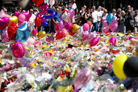 بالصور بالونات و ورود لتأبين ضحايا مانشستر بساحة سانت آن