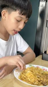 Wala ata kayong mesa." Maraming nagtataka kung bakit sa lapag kami madalas  kumain. Ito ay Sunnah sa aming mga Muslim, ang sunnah ay mga kaugalian o  tradisyon na ginagawa ng aming propeta