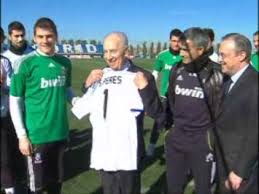 احتفى فلورينتينو بيريز رئيس نادي ريال مدريد الإسباني لكرة القدم، الأربعاء، بتعاقد ناديه مع المهاجم الصربي لوكا يوفيتش. ÙØ¶ÙŠØ­Ø© Ø±ÙŠØ§Ù„ Ù…Ø¯Ø±ÙŠØ¯ Ø´ÙŠÙ…ÙˆÙ† Ø¨ÙŠØ±ÙŠØ² ÙŠØ²ÙˆØ± Ù†Ø§Ø¯ÙŠ Ø±ÙŠØ§Ù„ Ù…Ø¯Ø±ÙŠØ¯ Youtube