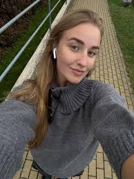 Hei! Jeg heter Milda, jeg bor i Førde nå og ser etter en jobb som servitør.  Jeg har mye erfaring med den slags jobb, jeg er en veldig positiv,  velvillig, ærlig og