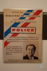 Dans cette comédie policière, coluche joue le rôle d'un inspecteur gaffeur et incompétent, recherchant un gangster interprété par gérard depardieu. La Carte De Police De Coluche Dans Inspecteur La Bavure Lacher Moi Des Coms
