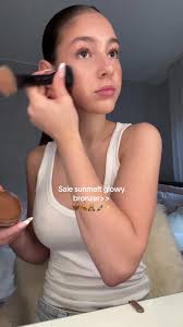 Testar den VIRALA contour och bronzer från @SHEGLAM 👀 de slutar inte ...