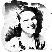 May Sutton, holding tennis racquet