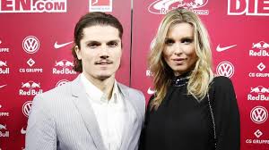 Claudia hartl está en facebook. Katja Kuhne Marcel Sabitzer Verlobt Oder Verheiratet Ratselhafter Ring Post