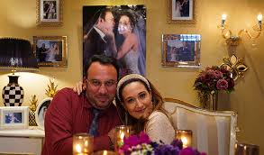 Gupse özay, merve dizdar, ferit aktuğ ve uraz kaygılaroğlu'nun başrolde oynadığı yayınlanan yeni görüntülerde eltilerin savaşı'nda kardeşlerin bu durumdan nasıl etkilendiğini görüyoruz. Merve Dizdar Filmdienst