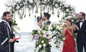 Çekimlerde 3 farklı tarz sergileyen evcen'in özellikle beyaz kıyafetli görüntüsü büyük beğeni topladı. Fahriye Evcen Burak Ozcivit Dugun Fotograflari Fahriye Evcen Gelinlik Saci