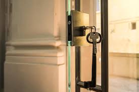 Le caratteristiche principali sono il profilo esile, il gusto industriale, la flessibilità e la personalizzazione nei decori. Porte In Vetro O In Ferro Per Cappelle Cimiterimg Serramenti E Infissi Milano