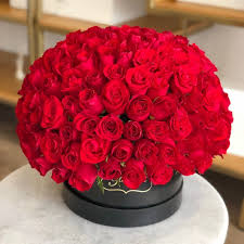 Ramo de rosas rojas, un regalo para cautivar en las fechas de amor. 150 Rosas Rojas En Caja Esfera Yaakun Flores