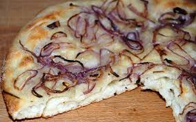 Distribuire le cipolle sulle due pizze e lasciar riposare per 20 minuti in un luogo caldo. Focaccia Con Cipolla Di Tropea