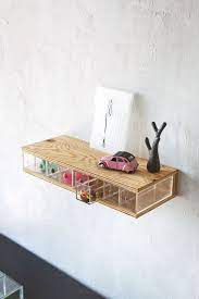 構造用合板でコの字型の枠組みを作り 横にした アクリルメガネ 小物ケース を2 つ並べて組み込んだ壁付けの棚 アクリルならではの透過性により 壁につけても圧迫感が和らぎ 見た目も軽やかに 上にモノを載せれば飾り棚にもなります 色とりどりの小物を 収納すれば