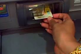 Untuk menggunakan atm, pertama kali kita memasukkan kartu atm ke dalam mesin atm , kartu atm saat ini masih berjenis magnetic card reader atau kartu magnetik yang memiliki garis hitam di sisi belakang kartu , kedepannya teknologi. Video Cara Menggunakan Mesin Atm Setor Tunai Bca Money Id
