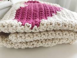 Er selbst parkte seinen panzer in einer vertiefung, rund 300 meter entfernt, von der aus er kaum. Handgemachte Hakeln Herz Decke Babydecke Kleinkind Decke