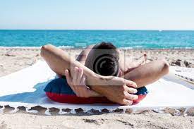 Junger mann sonnenbaden am strand leinwandbilder • bilder FKK, tour  tourismus, FKK- | myloview.de