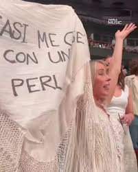 “Casi me caso con una perla” 🤯, Rosi hizo una pausa en su show en Chicago porque una fan merecía sin duda toda la atención 👀, #CanelaMusic #Rosalia #RauwAlejandro #LaPerla