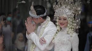 Informasi yang dihimpun warta kota menyebutkan, rey mbayang dikenal sebagai penyanyi dan menjadi salah satu personel grup vokal adam. Kini Jadi Suami Dinda Hauw Rey Mbayang Disebut Pernah Dekat Dengan Ria Ricis Dan Indrayani Rusady Tribun Kaltim
