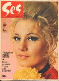Ünlü ses sanatçısı, müzik yorumcusu ve sinema oyuncusu emel sayın 1926'da türkiyeye gelen muhacir bir aile olan suat ve ahmet sayının 4 kız. Emel Sayin Ses Magazine 31 October 1970 Cover Photo Turkey