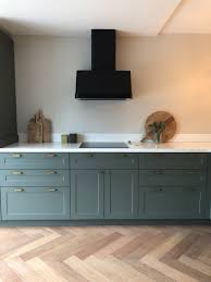 groene keuken met landelijke kaderfronten en gouden accenten groene keuken keuken keuken ontwerp