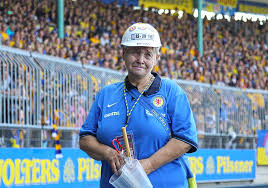 The stadium is able to hold 24,406 people and was built in 1923. Kurvenmutti Christel Erhalt Braunschweiger Burgermedaille Regionalheute De