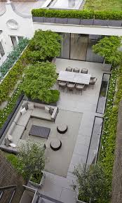 Hectares of green space with creative planting and mature trees rising high above the building. Interior Design London Houses Belgravia Todhunter Earle Halaman Belakang Modern Desain Lanskap Desain Teras