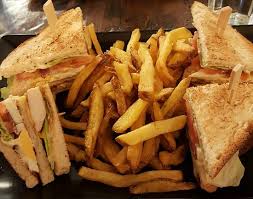 Pain De Mie Avec Poulet Salade Oeuf Tomates Et Frites Delicieuses Photo De Eat Burger Amiens Tripadvisor
