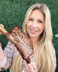 Kelly Cahoon's Instagram, Twitter & Facebook