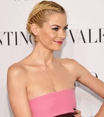 It's long enough that you can do a lot of different things with it for various occasions. 10 Classy Sleek Hairstyles For Short Hair