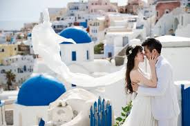 Pre Wedding Photo Shoot In Santorini Wing And Lorne Greece Wedding Mediterranean Wedding Wedding Photoshoot