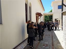 Βαρύ είναι το κλίμα στην αλόννησο, καθώς πραγματοποιήθηκε η κηδεία της 20χρονης καρολάιν, που δολοφονήθηκε μέσα στο σπίτι της στα γλυκά νερά σε ένα ιδιαίτερα ειδεχθές έγκλημα. H1pbxjk3y2uxum