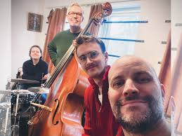 JAZZ & BLUES I SÄVJA Välkommen till julkonserten Vinterswing med Daniel  Lantz 🎄 Tisdag 17 december 18.00 Fri entré. Konserten livestreamas på  Sävja kulturhus Facebooksida och Sävjabibliotekets Facebooksida. Jazz och  blues i