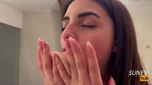 SUNEV MAKES CAMGIRL SHOW AND SHOWS HER BOOBS