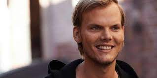 3 on the top 100 djs list by the publication. Mutter Von Avicii 28 Geht Es Schlimmer Als Nach Seinem Tod