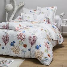 On aime la douceur du liberty, l'esprit graphique des rayures placées, les classiques revisités, les inspirations ethniques. Parure Percale De Coton Corail