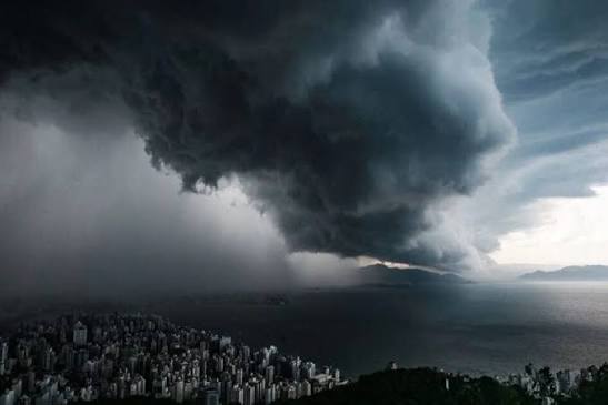Um ciclone extratropical está prestes a atingir as regiões Sul e Sudeste do  Brasil neste domingo (12/10), trazendo condições climáticas severas.  Segundo meteorologistas, o fenômeno pode provocar chuvas intensas, queda de  temperatura
