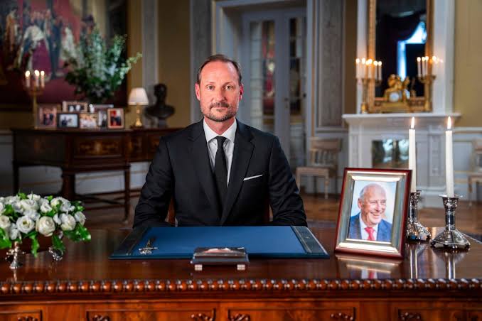 Le palais royal d'Oslo arborant le drapeau norvégien en berne